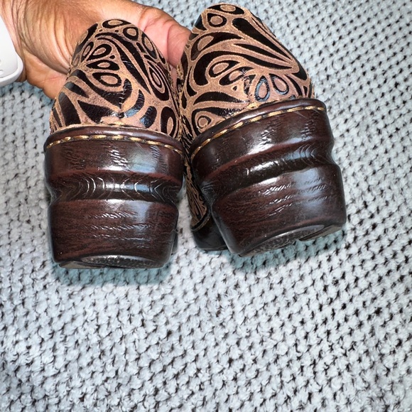 😍 BOC Born Concept Women's Peggy Brown Embossed Leather Clogs Size 7.5 - Picture 5 of 8